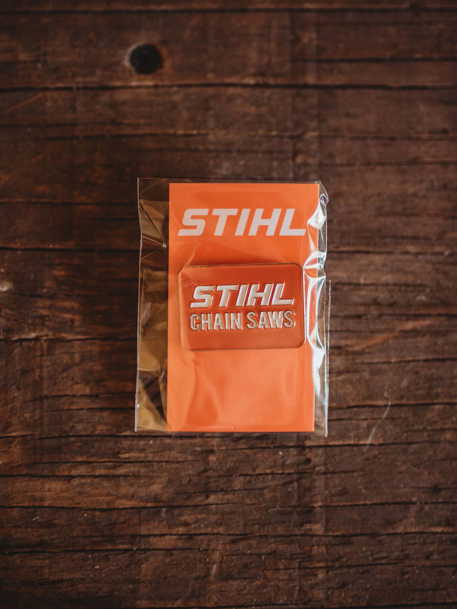 Épingle en émail STIHL SCIES À CHAÎNE